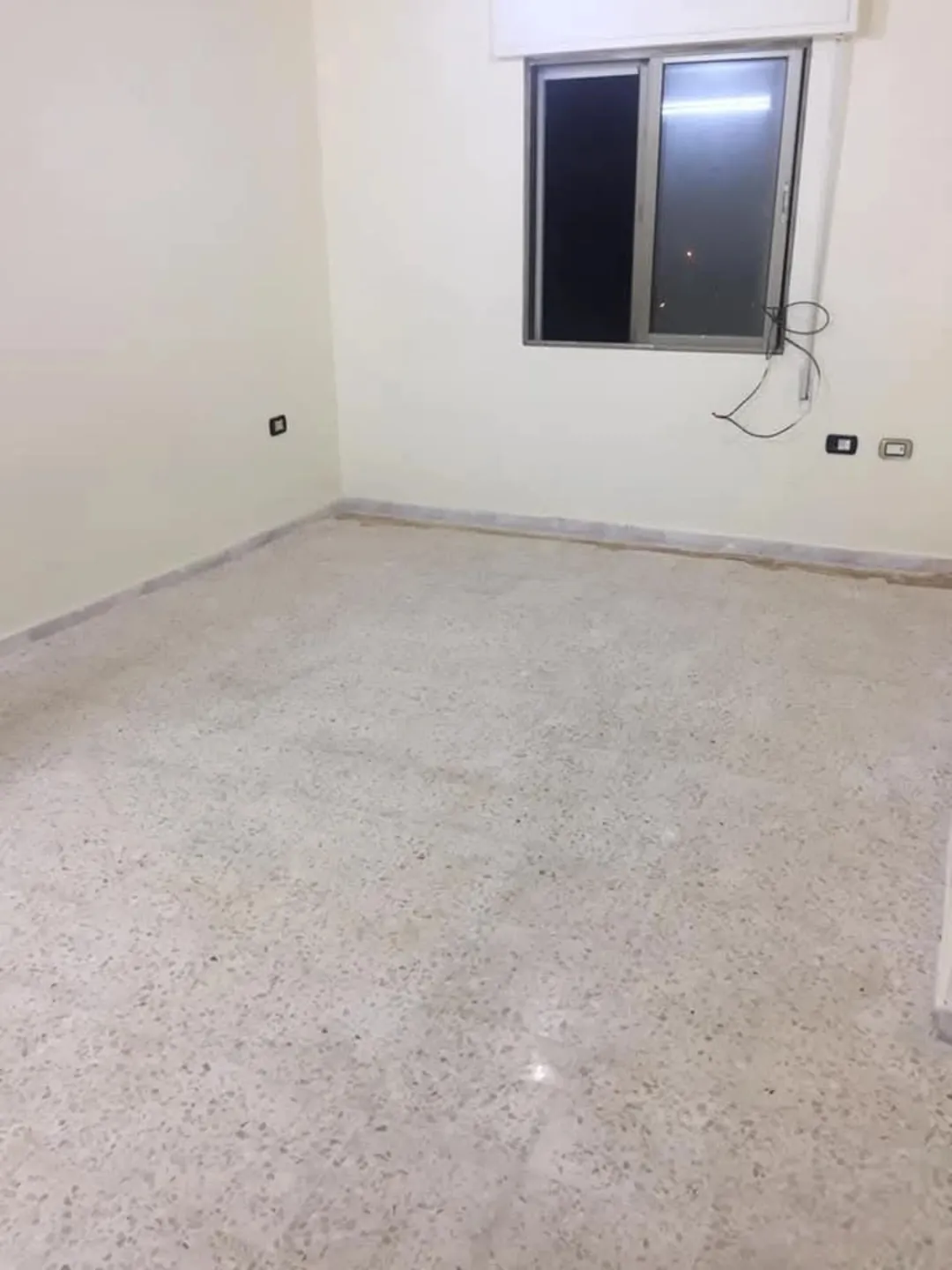 شقة رائعة للبيع في موقع استراتيجي خلف السيفوي
