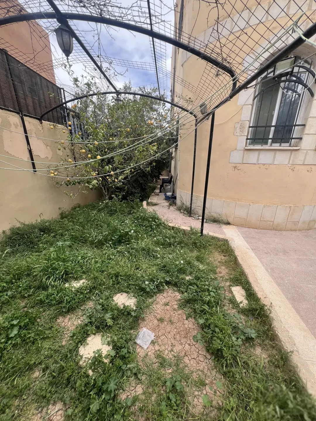 بيت مستقل للبيع في مأدبا طابقين مساحة واسعة