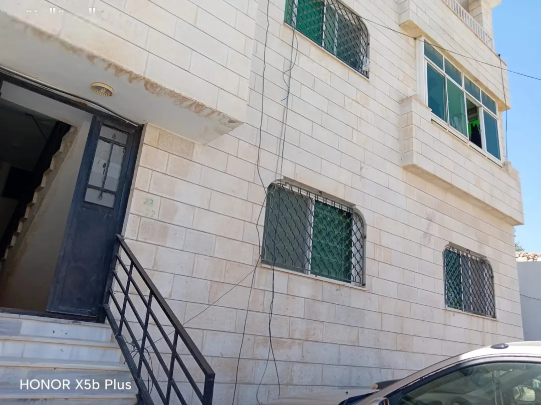 مجمع سكني مع قطعة ارض للبيع
