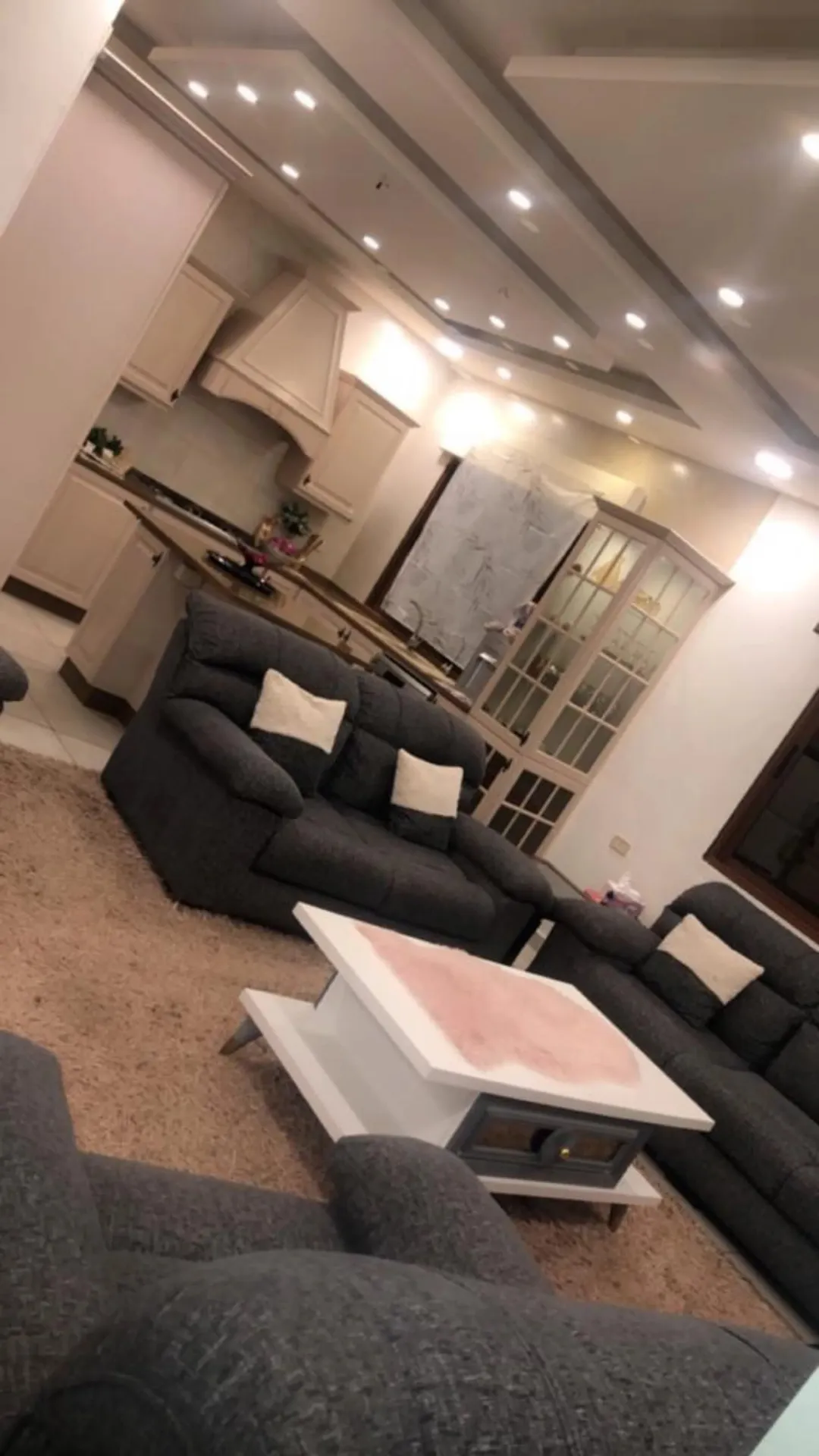 شقة فاخرة للبيع في الراهبات الوردية بالقرب من كلية غرناطة