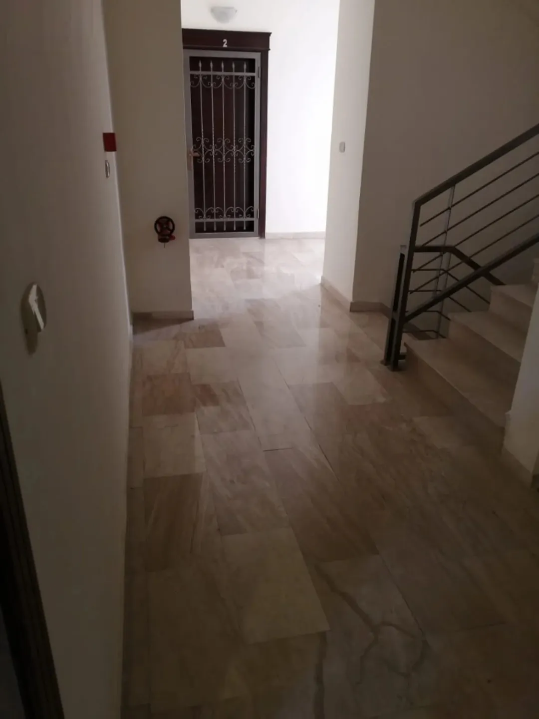 شقة أرضية فاخرة مفروشة مع تراس وحديقة في دير غبار | ID 738398