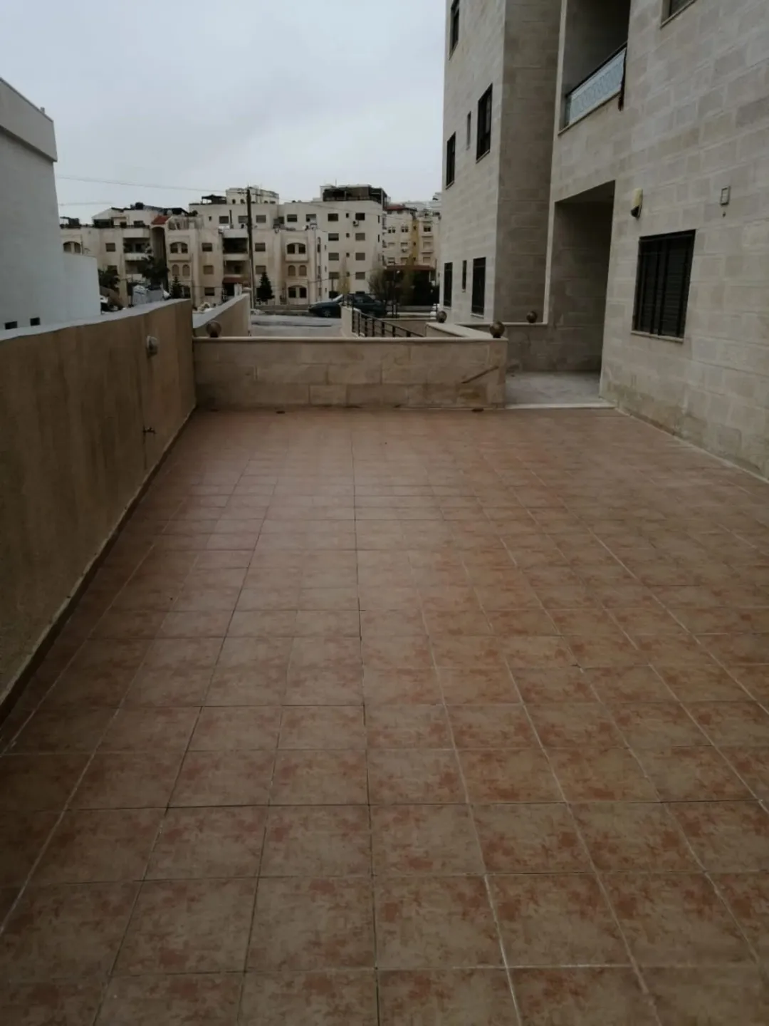 شقة أرضية فاخرة مفروشة مع تراس وحديقة في دير غبار | ID 738398