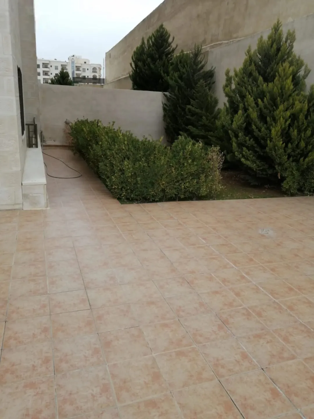 شقة أرضية فاخرة مفروشة مع تراس وحديقة في دير غبار | ID 738398