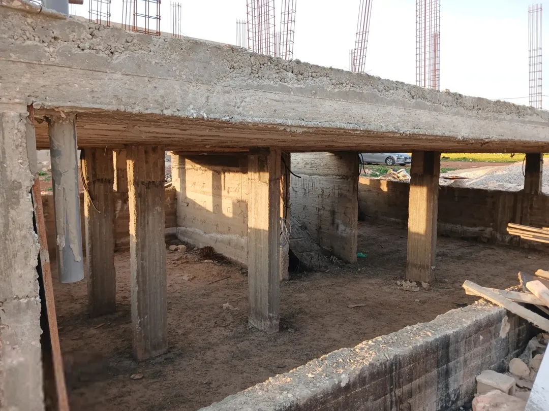 أرض سكنية مع بناء عضم للبيع في سحاب