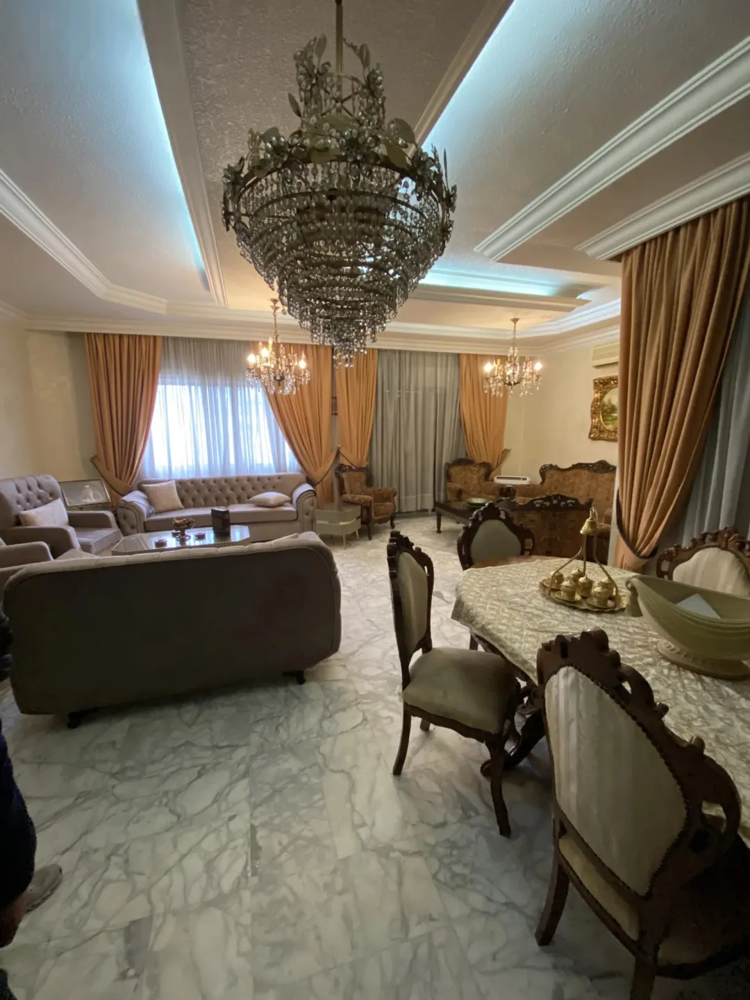 شقة واسعة للبيع في الجندويل مع روف – موقع مميز بالقرب من دوار الشعب