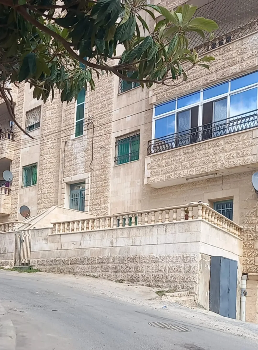 شقة للبيع في أم نوارة بمدخل مستقل وتراس واسع