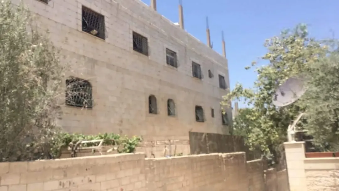للبيع عماره في ام نواره مساحة الأرض 560 متر مربع تتكون من ثلاث طوابق طابق تسويه و طابقين ارضى واول ط