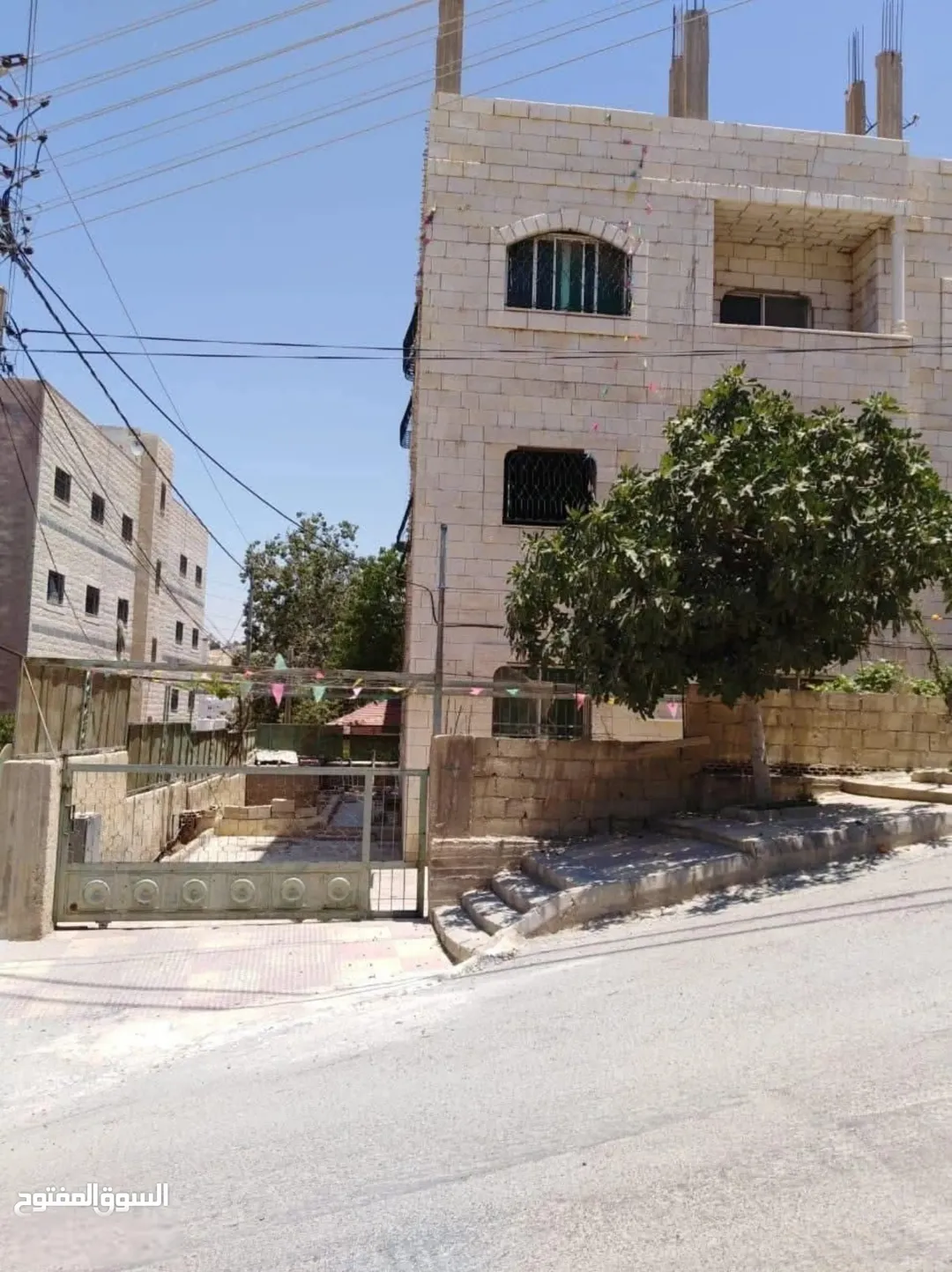 للبيع عماره في ام نواره مساحة الأرض 560 متر مربع تتكون من ثلاث طوابق طابق تسويه و طابقين ارضى واول ط
