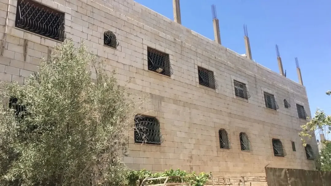 للبيع عماره في ام نواره مساحة الأرض 560 متر مربع تتكون من ثلاث طوابق طابق تسويه و طابقين ارضى واول ط