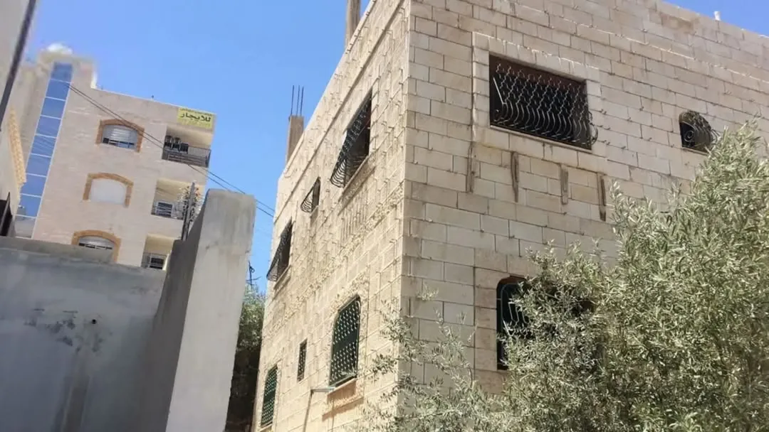 للبيع عماره في ام نواره مساحة الأرض 560 متر مربع تتكون من ثلاث طوابق طابق تسويه و طابقين ارضى واول ط