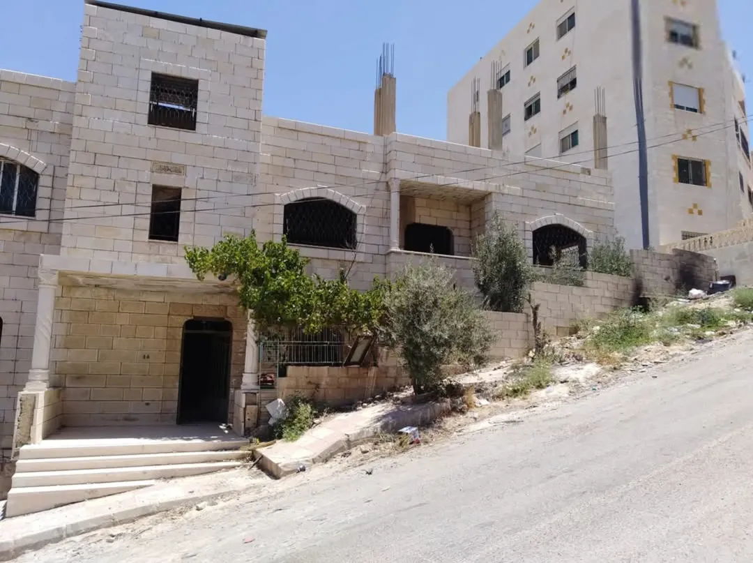 للبيع عماره في ام نواره مساحة الأرض 560 متر مربع تتكون من ثلاث طوابق طابق تسويه و طابقين ارضى واول ط