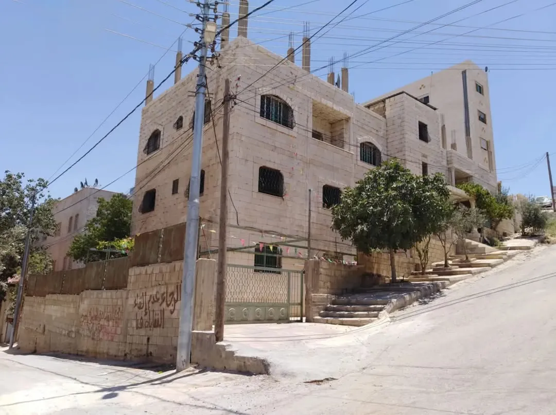 للبيع عماره في ام نواره مساحة الأرض 560 متر مربع تتكون من ثلاث طوابق طابق تسويه و طابقين ارضى واول ط
