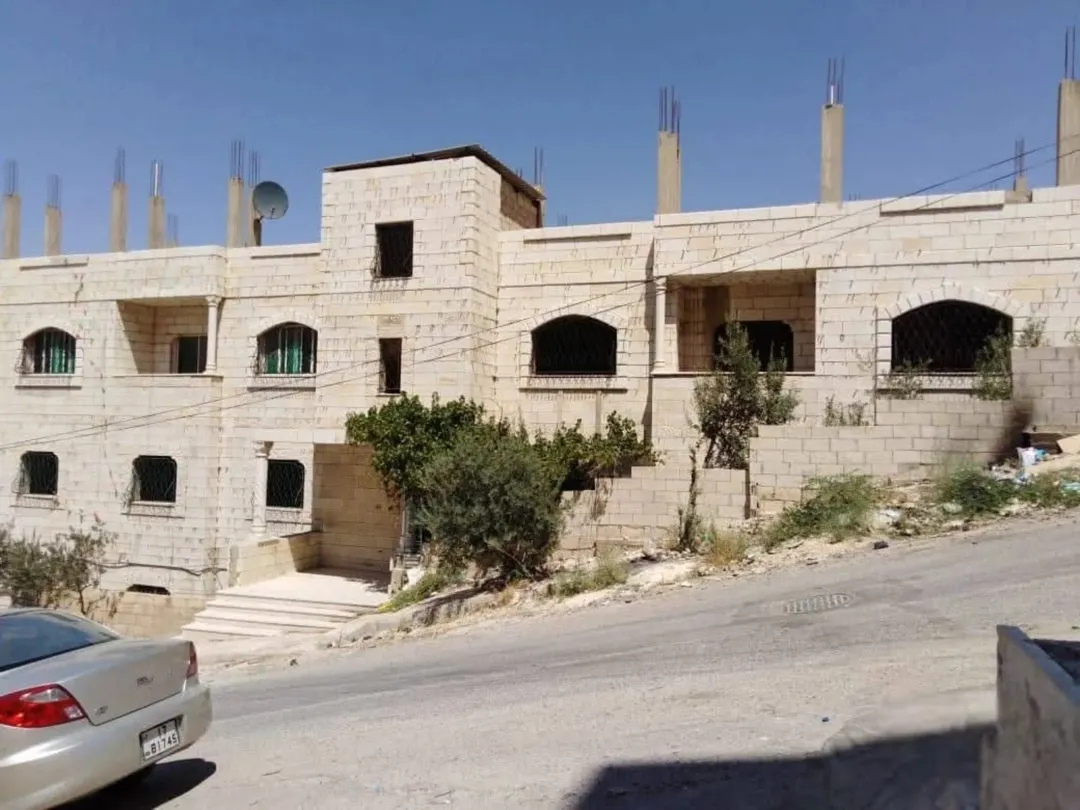 للبيع عماره في ام نواره مساحة الأرض 560 متر مربع تتكون من ثلاث طوابق طابق تسويه و طابقين ارضى واول ط