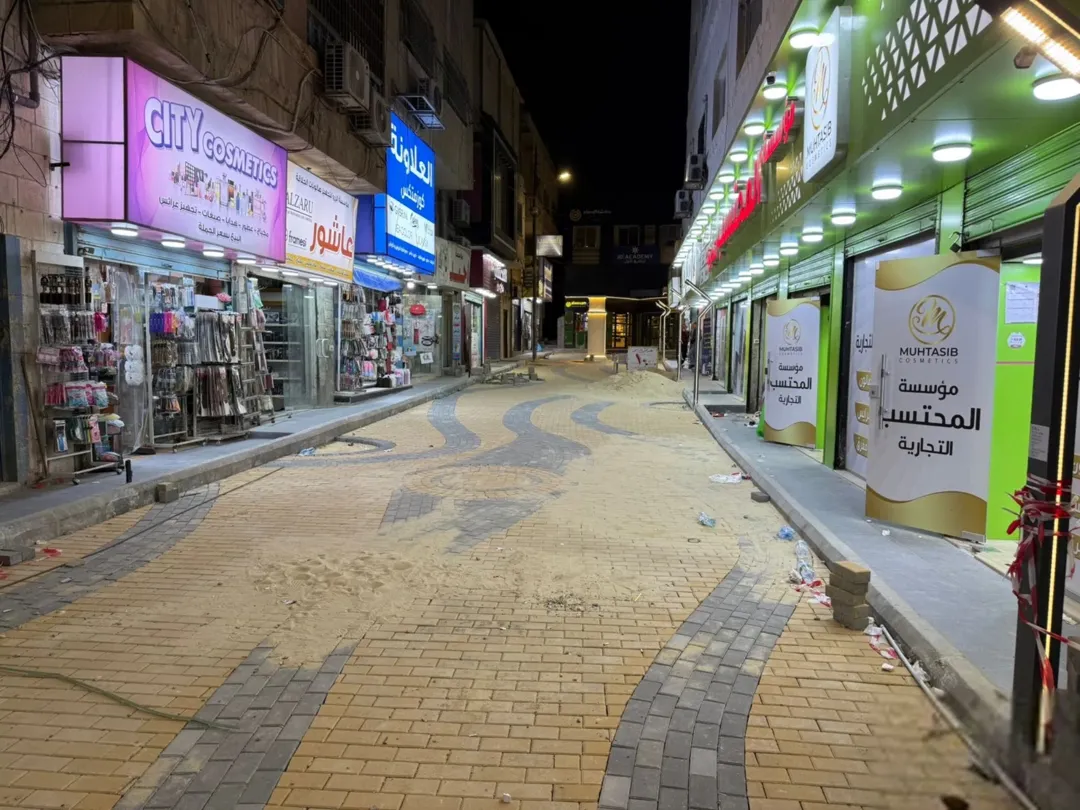 مجمع تجاري للبيع في شارع السعادة، الزرقاء