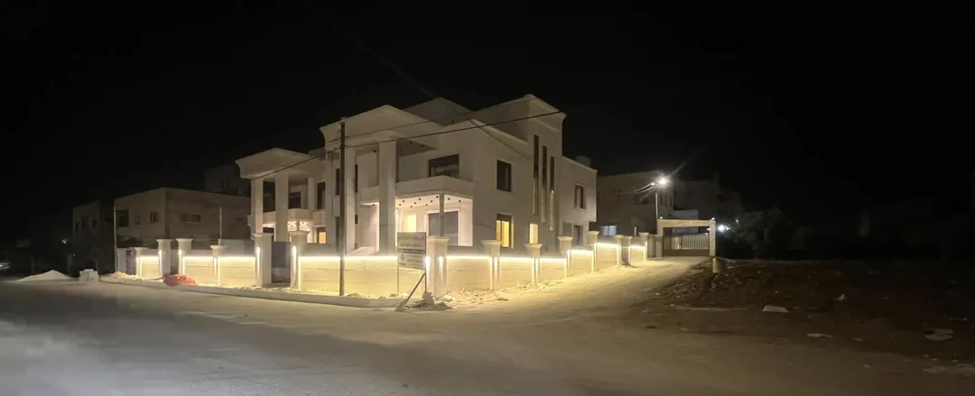 فلل بوليڤارد الفاخرة للبيع في إربد – تشطيبات سوبر ديلوكس ومسبح خاص
