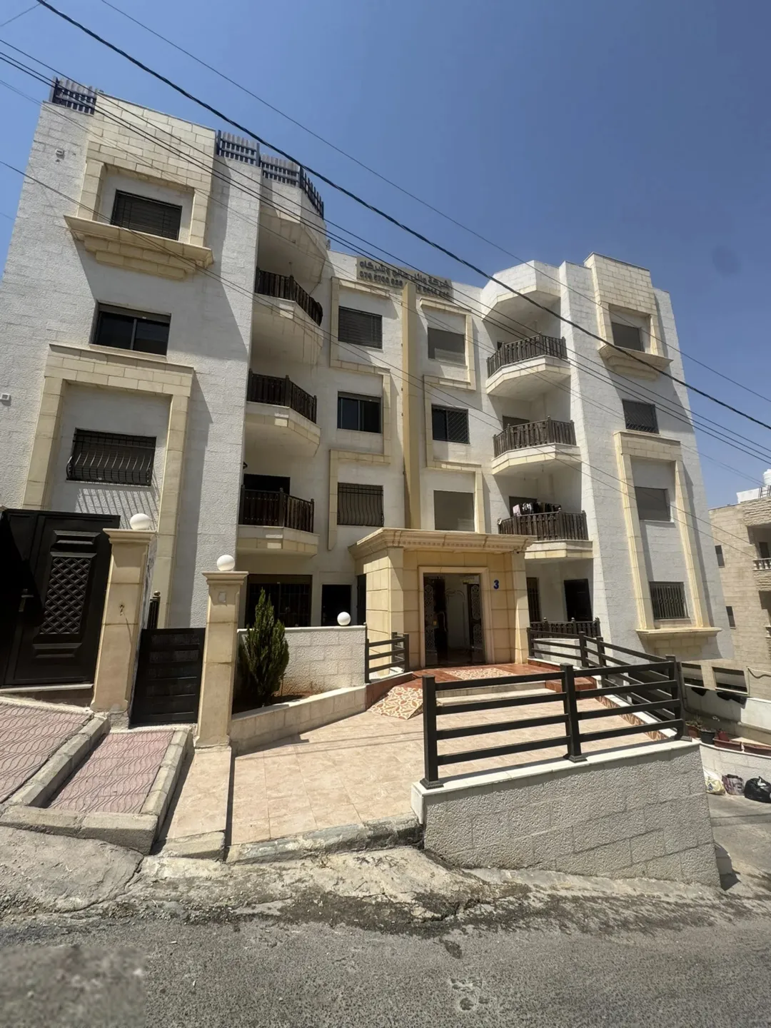شقة فاخرة بالطابق الأرضي المعلق للبيع في موقع استثنائي بضاحية الرشيد خلف إسكان أميمة
