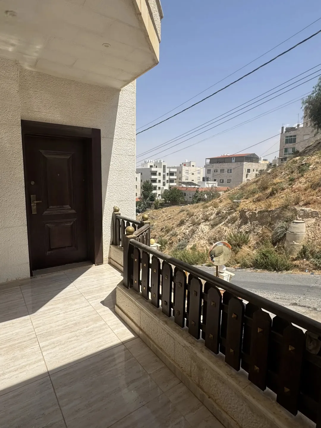 شقة فاخرة بالطابق الأرضي المعلق للبيع في موقع استثنائي بضاحية الرشيد خلف إسكان أميمة