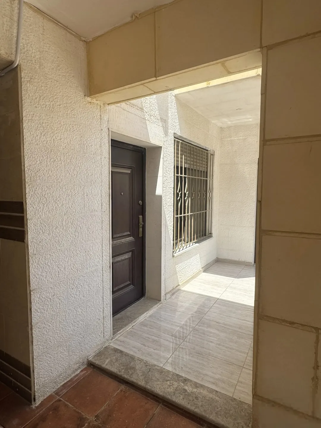 شقة فاخرة بالطابق الأرضي المعلق للبيع في موقع استثنائي بضاحية الرشيد خلف إسكان أميمة