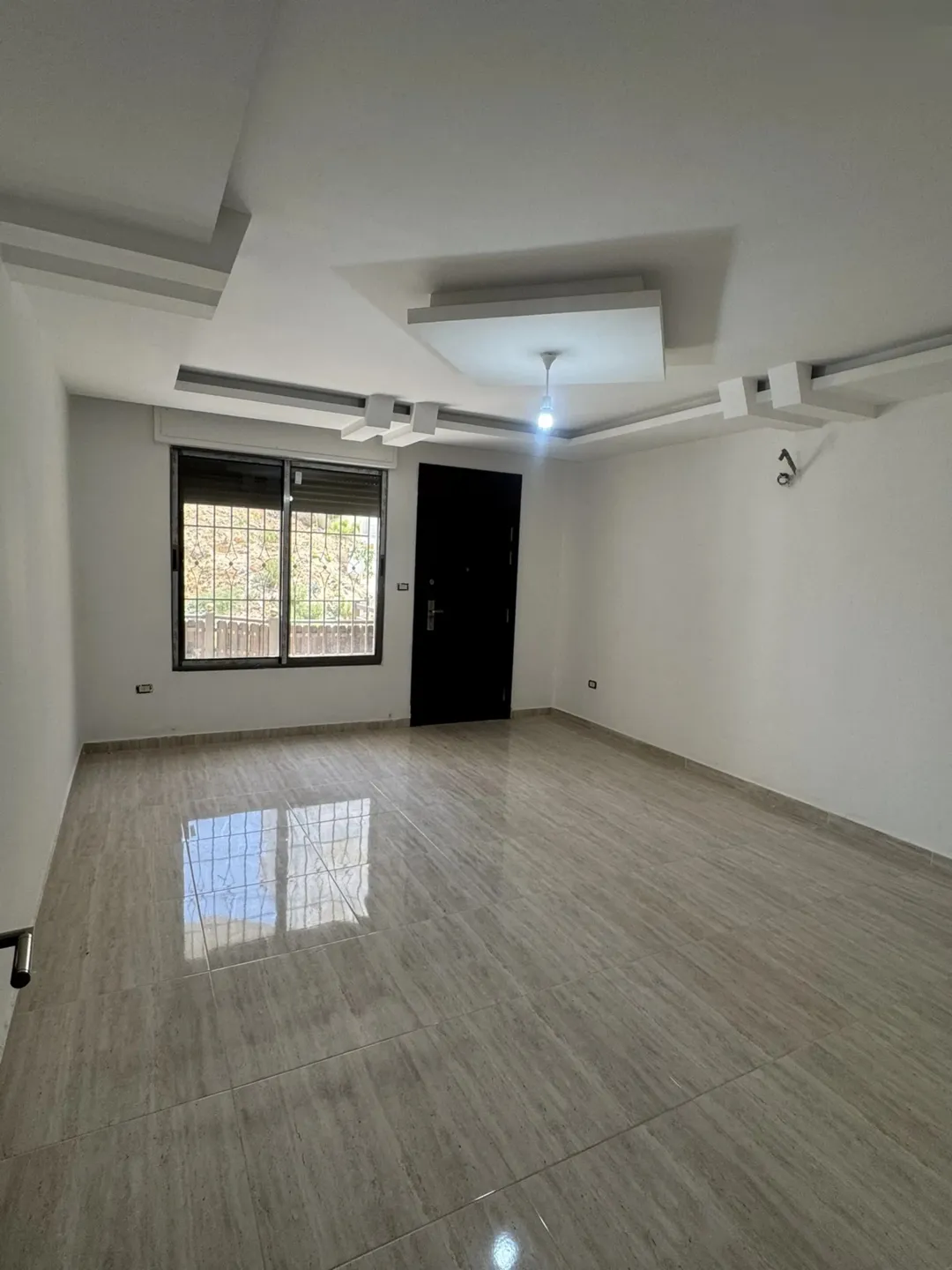 شقة فاخرة بالطابق الأرضي المعلق للبيع في موقع استثنائي بضاحية الرشيد خلف إسكان أميمة