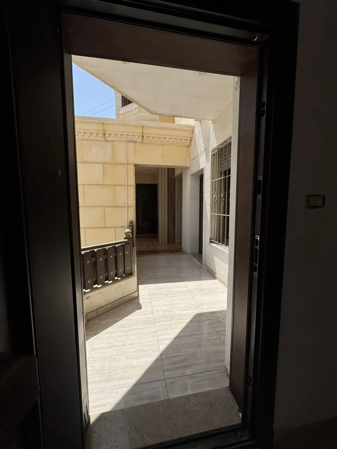 شقة فاخرة بالطابق الأرضي المعلق للبيع في موقع استثنائي بضاحية الرشيد خلف إسكان أميمة