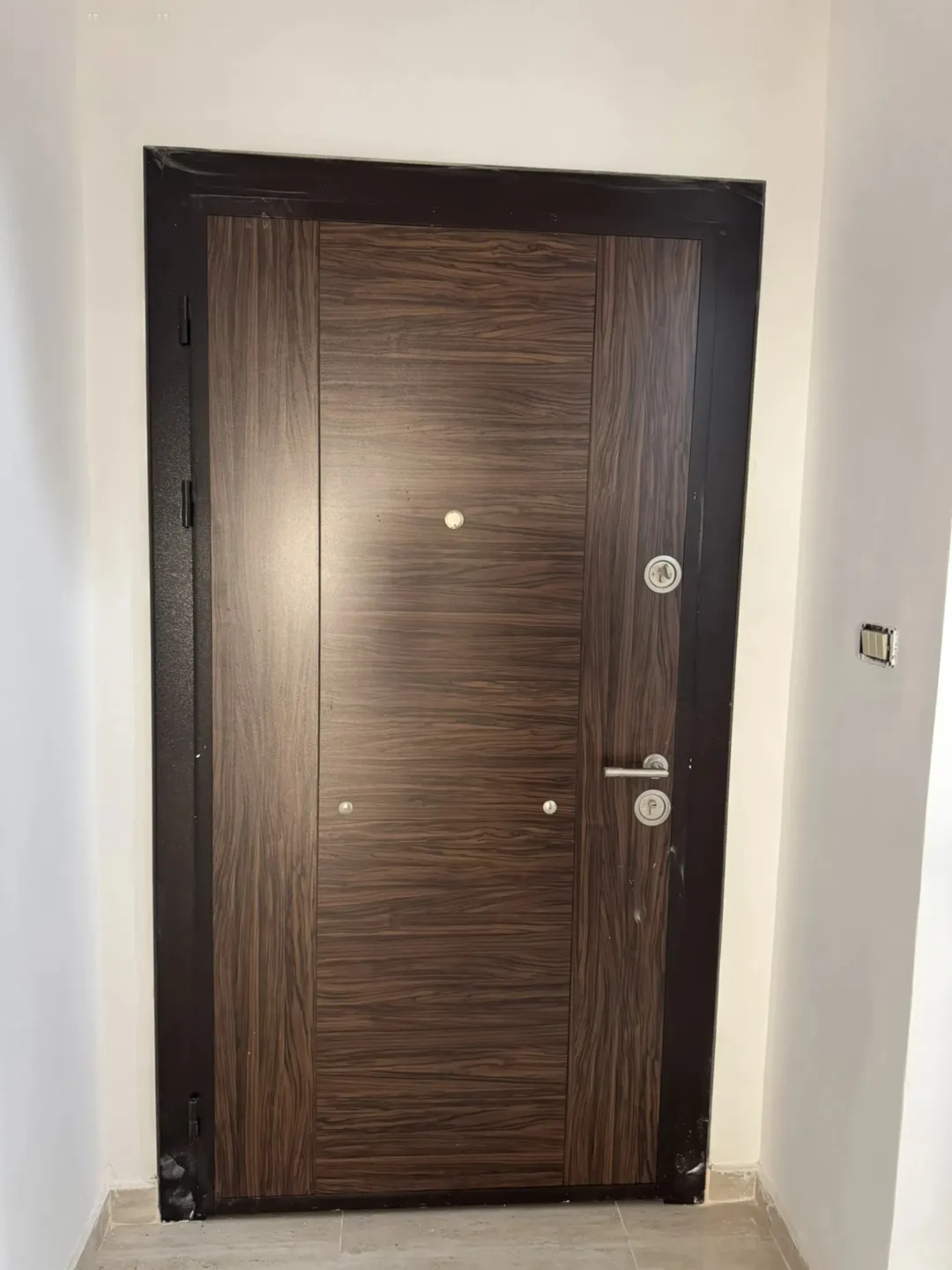 شقة فاخرة بالطابق الأرضي المعلق للبيع في موقع استثنائي بضاحية الرشيد خلف إسكان أميمة