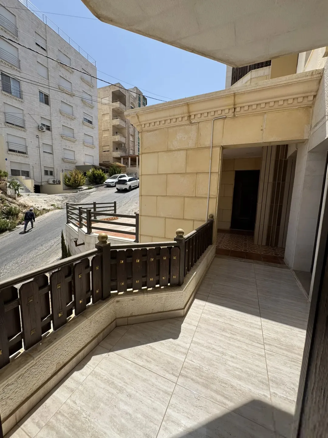 شقة فاخرة بالطابق الأرضي المعلق للبيع في موقع استثنائي بضاحية الرشيد خلف إسكان أميمة