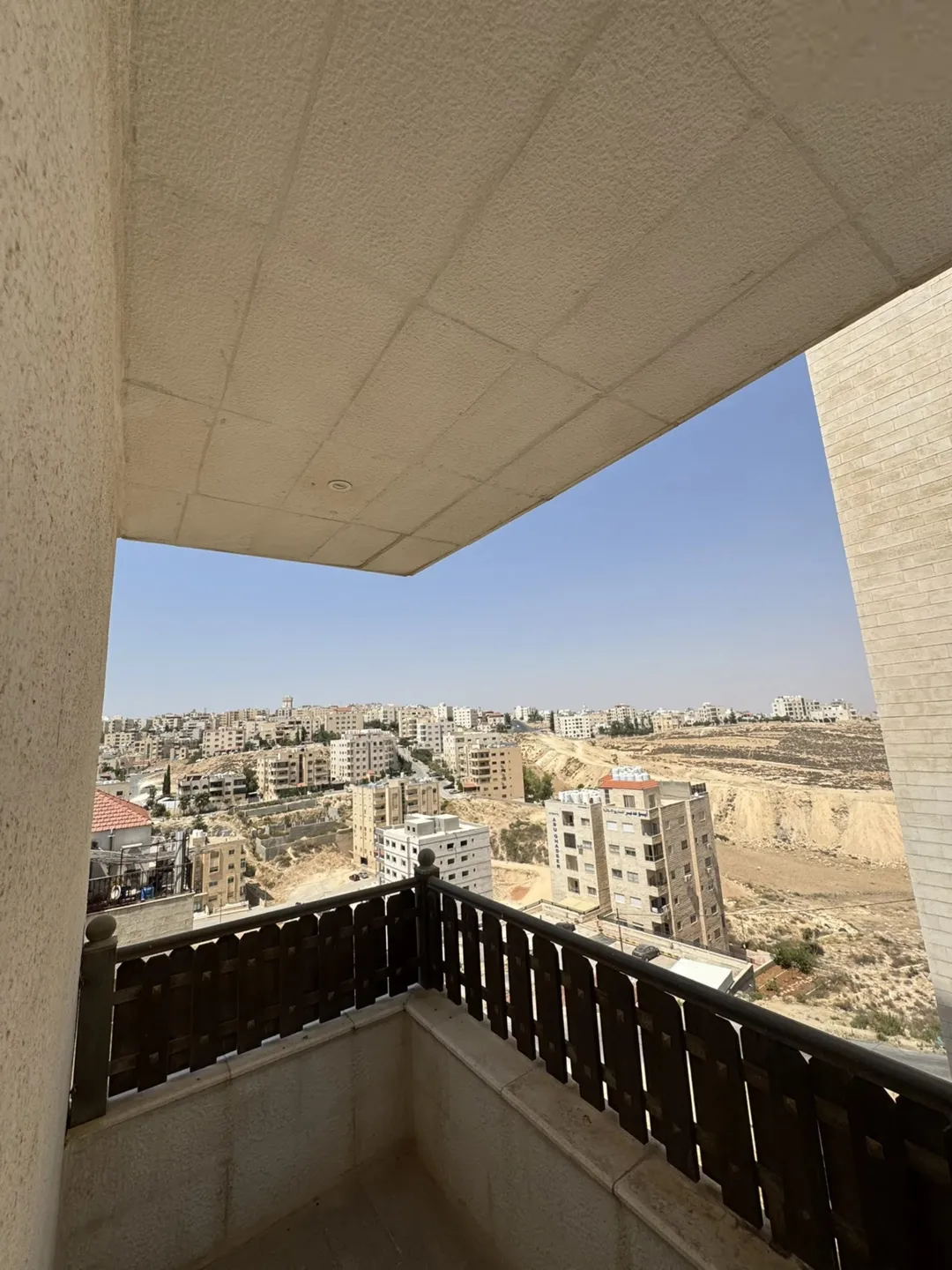 شقة فاخرة بالطابق الأرضي المعلق للبيع في موقع استثنائي بضاحية الرشيد خلف إسكان أميمة