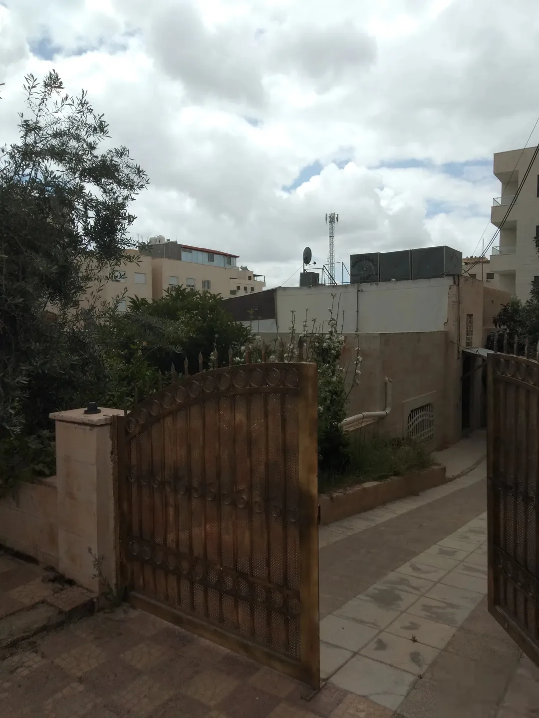 للبيع بيت مستقل في البنيات
