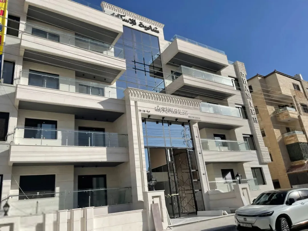 شقة جديدة فاخرة للبيع في البنيات موقع متميز