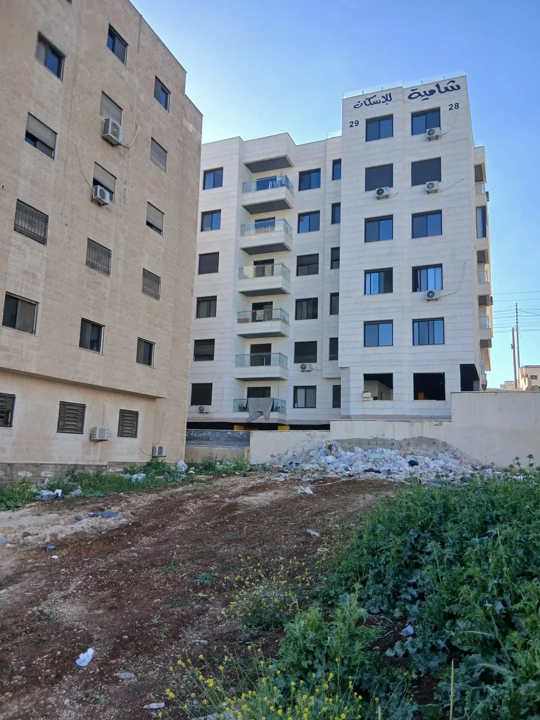 شقة جديدة فاخرة للبيع في البنيات موقع متميز