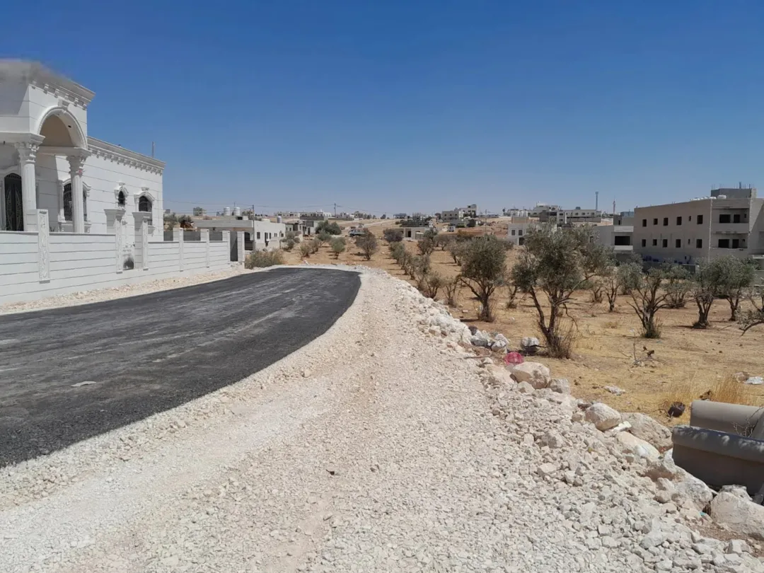 شبه فيلا فاخرة للبيع في قرية نافع بإطلالة مميزة