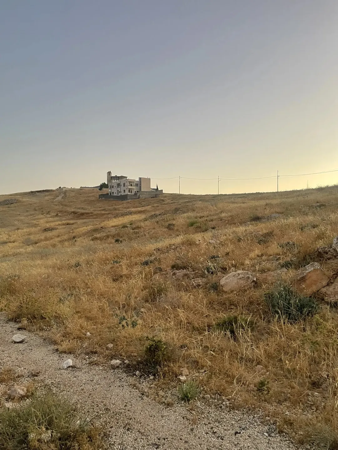 أرض سكنية للبيع في شمال عمان بمساحة 680 م2 وإطلالة بانورامية