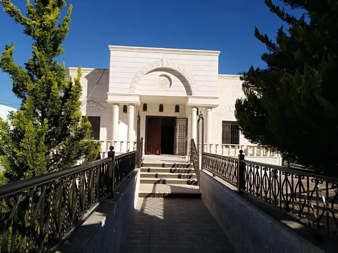 فيلا فاخرة للبيع في الفحيص قريبة من الكمالية