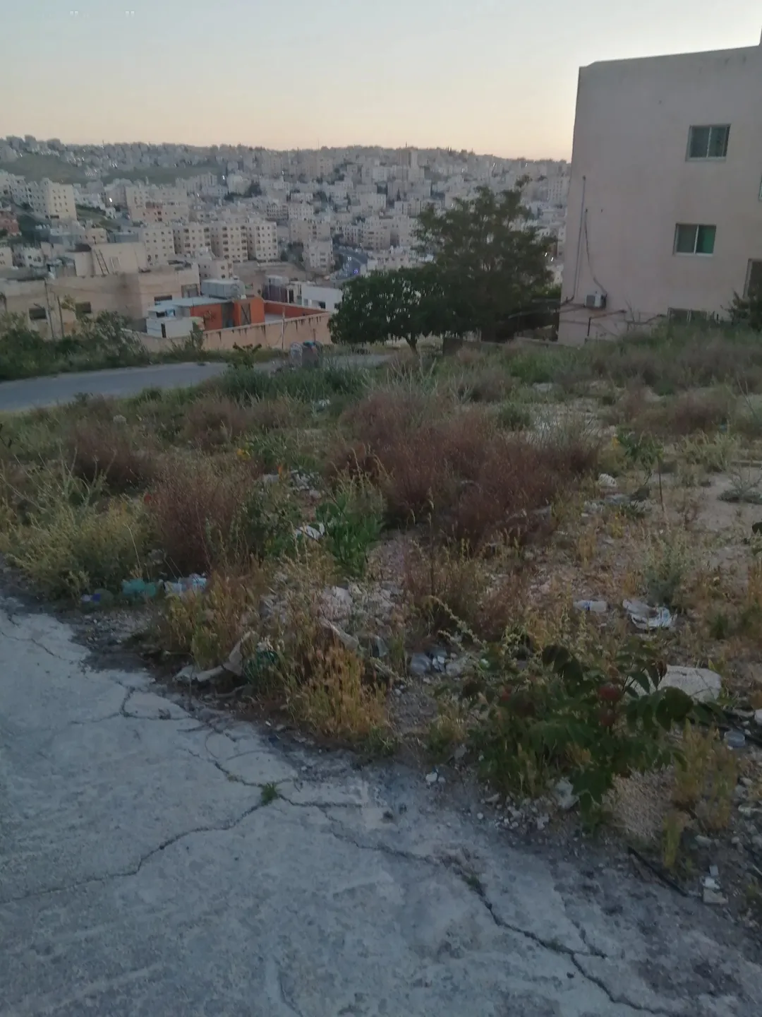 ارض سكن ج للبيع مطله في منطقه هادئه ومنازل مستقله لا يوجد فيها اسكانات على شارعين منسوب ممتاز للبناء