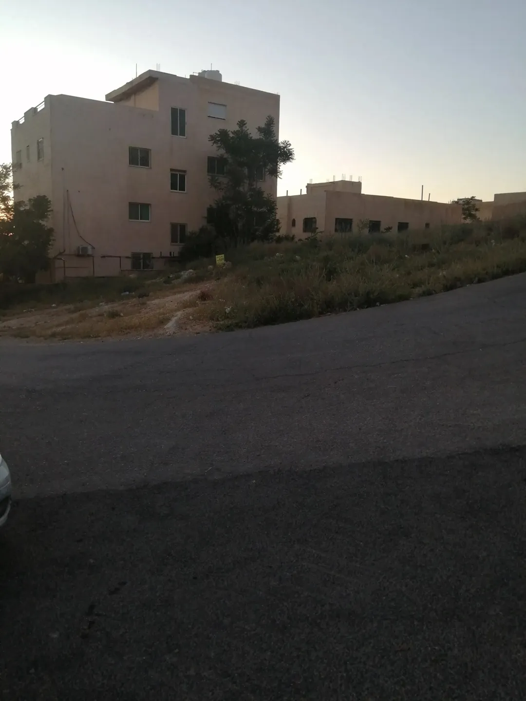 ارض سكن ج للبيع مطله في منطقه هادئه ومنازل مستقله لا يوجد فيها اسكانات على شارعين منسوب ممتاز للبناء