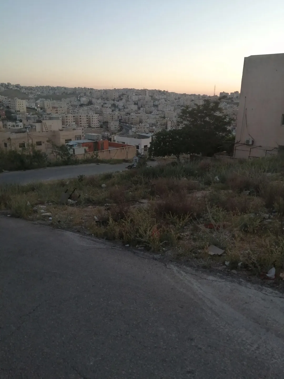 ارض سكن ج للبيع مطله في منطقه هادئه ومنازل مستقله لا يوجد فيها اسكانات على شارعين منسوب ممتاز للبناء