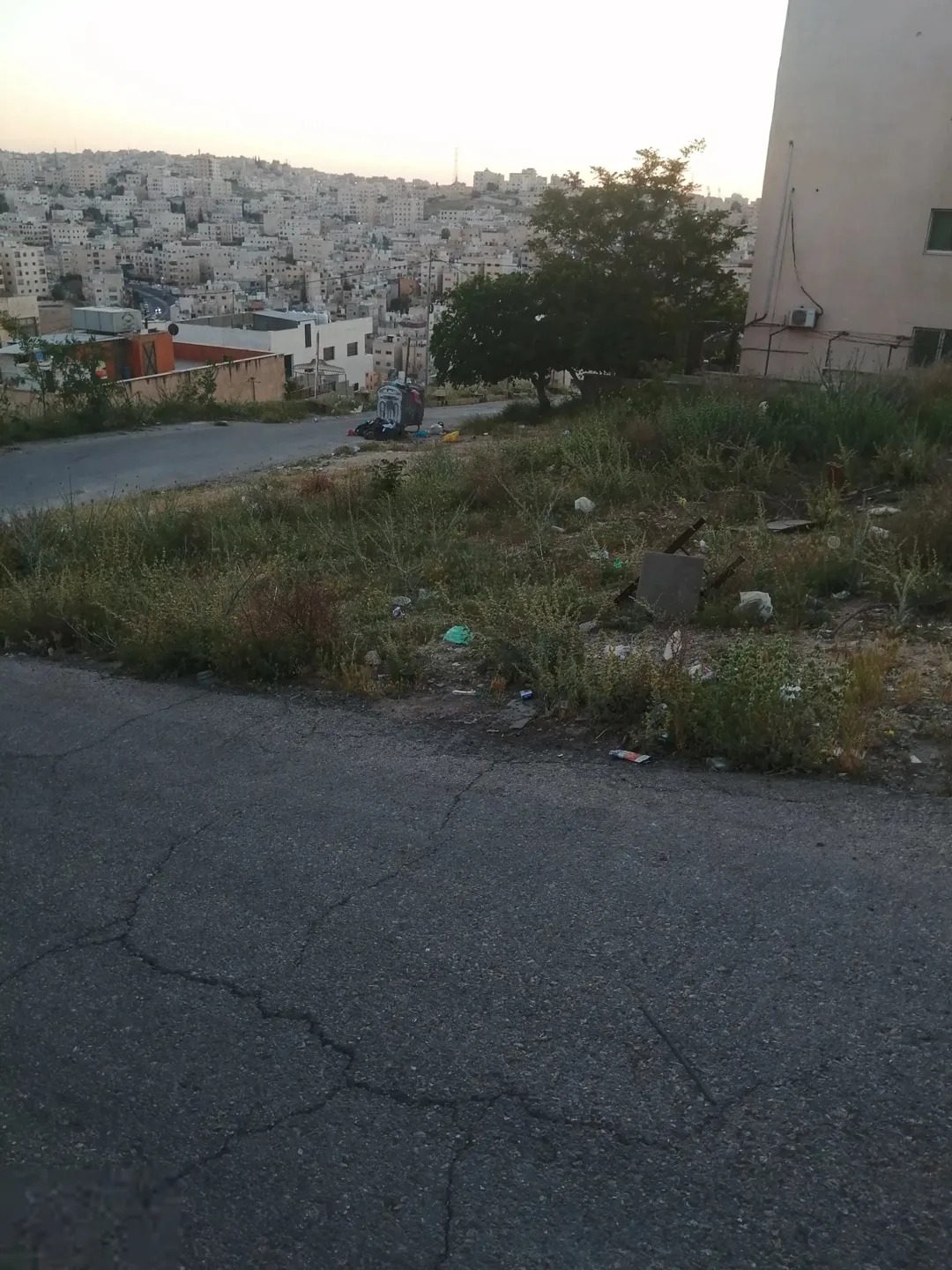 ارض سكن ج للبيع مطله في منطقه هادئه ومنازل مستقله لا يوجد فيها اسكانات على شارعين منسوب ممتاز للبناء