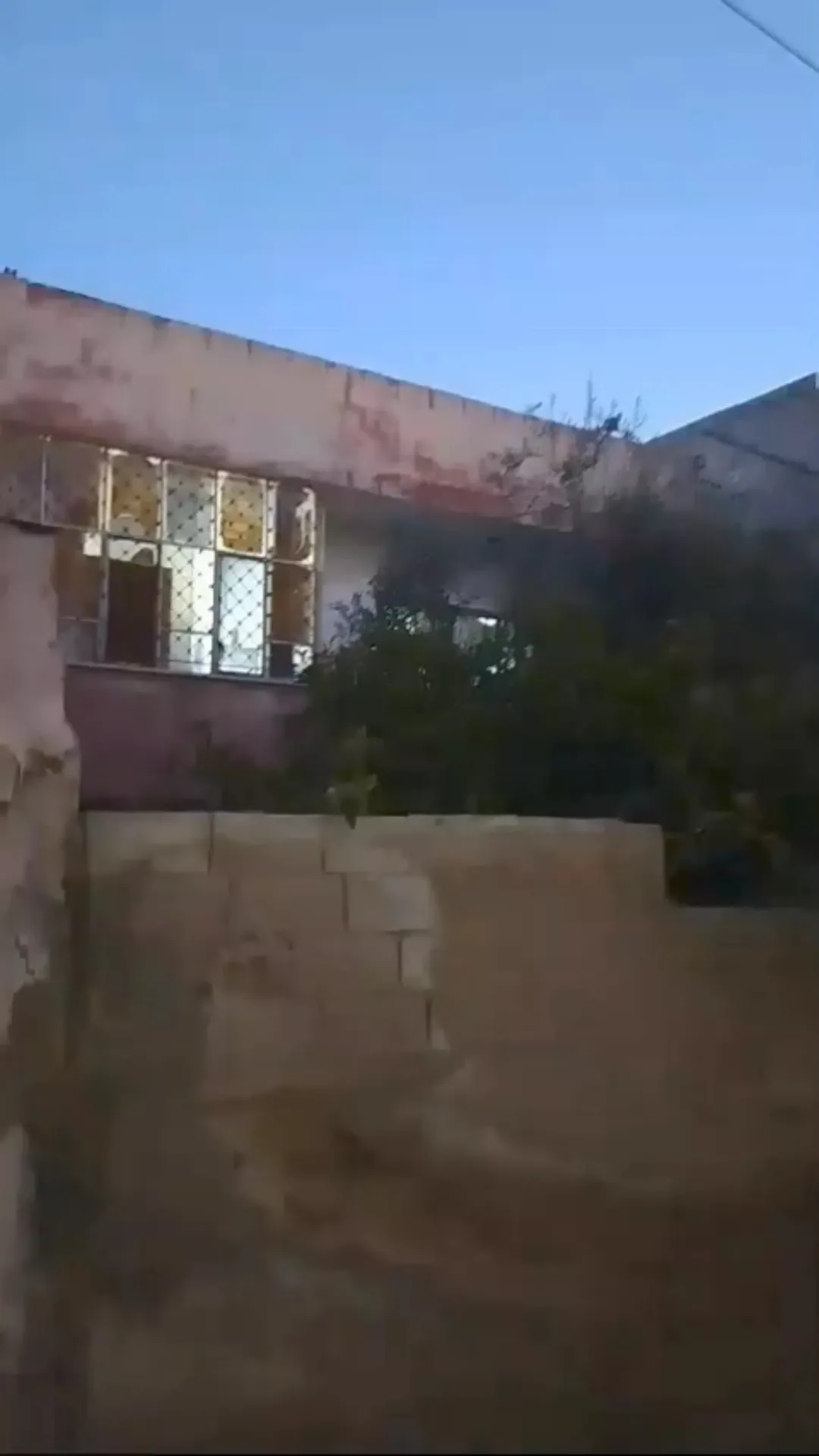 شباب عندي اربع شقق عمارتين جنب بعض كل عماره طابقين شقق كبيره ثلاث غرف وصاله وصلون وحمامين وكل عماره