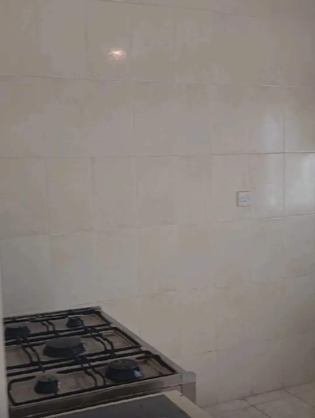 شقة للبيع لم تُسكن من قبل سوبر نظافة على الشارع وبإطلالة مفتوحة للبيع