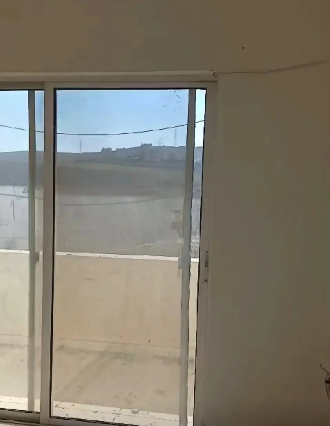 شقة للبيع لم تُسكن من قبل سوبر نظافة على الشارع وبإطلالة مفتوحة للبيع