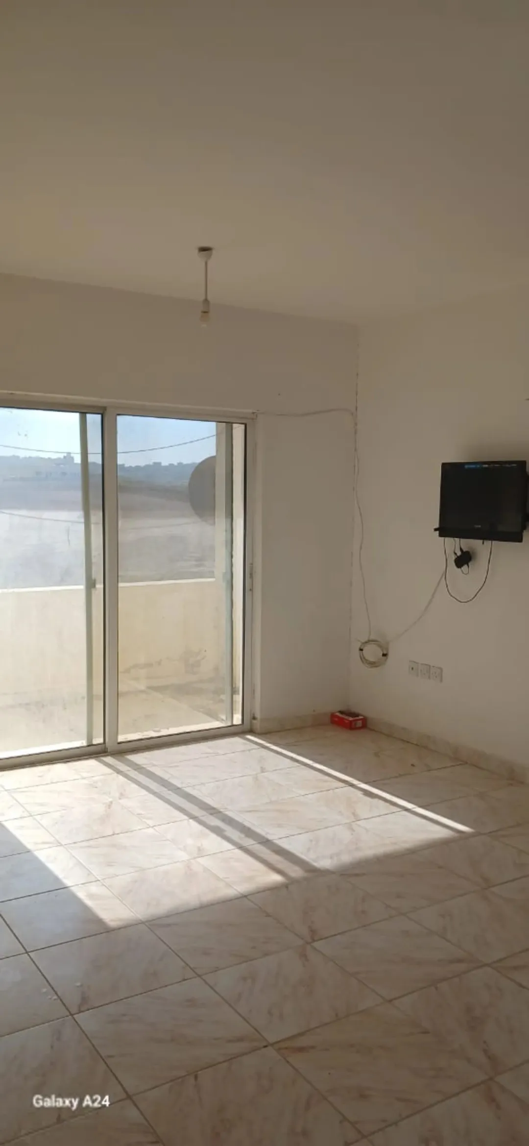 شقة للبيع لم تُسكن من قبل سوبر نظافة على الشارع وبإطلالة مفتوحة للبيع