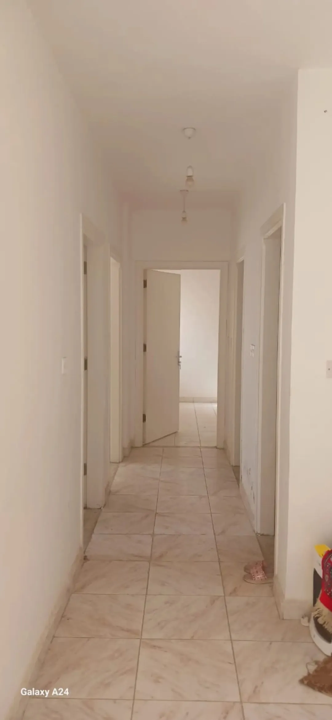شقة للبيع لم تُسكن من قبل سوبر نظافة على الشارع وبإطلالة مفتوحة للبيع