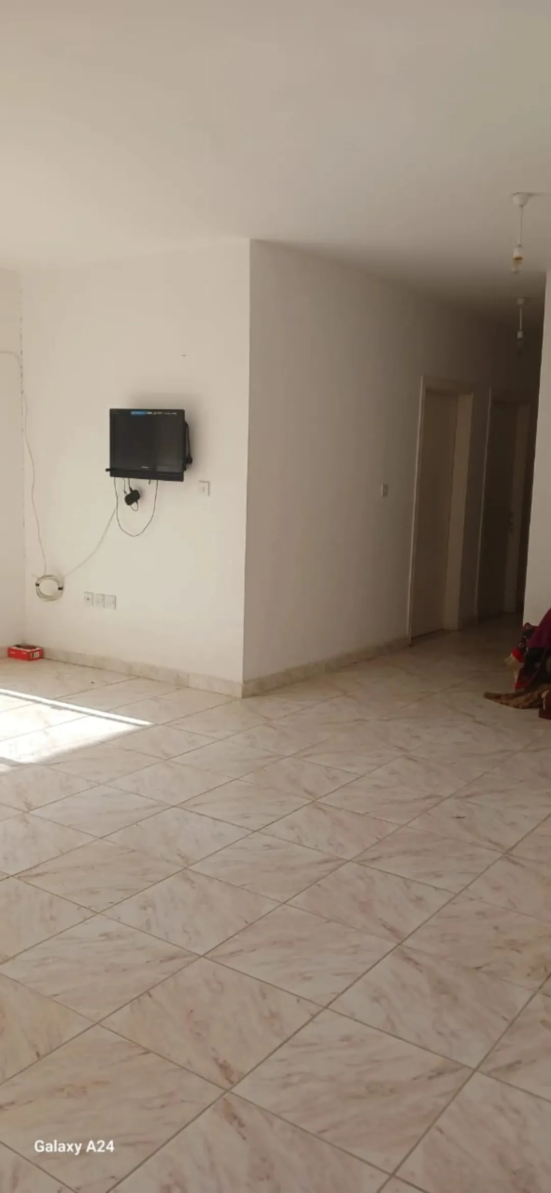 شقة للبيع لم تُسكن من قبل سوبر نظافة على الشارع وبإطلالة مفتوحة للبيع