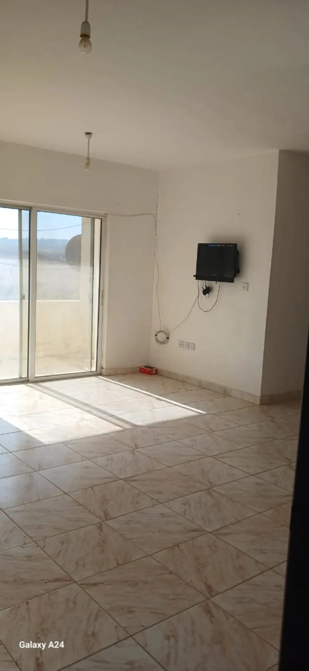 شقة للبيع لم تُسكن من قبل سوبر نظافة على الشارع وبإطلالة مفتوحة للبيع
