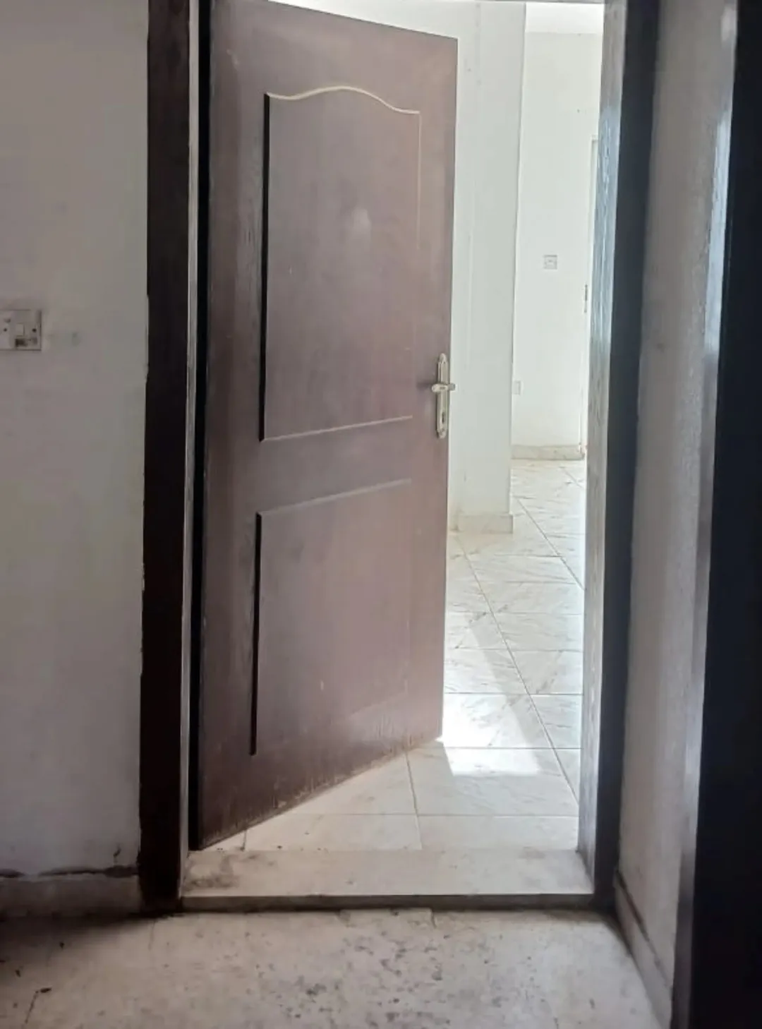 شقة للبيع لم تُسكن من قبل سوبر نظافة على الشارع وبإطلالة مفتوحة للبيع