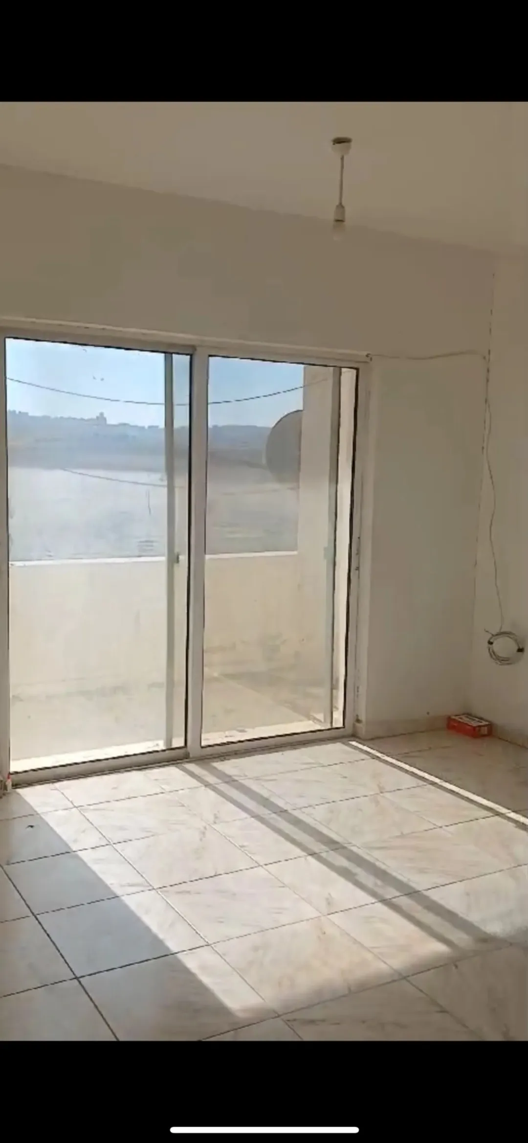 شقة للبيع لم تُسكن من قبل سوبر نظافة على الشارع وبإطلالة مفتوحة للبيع