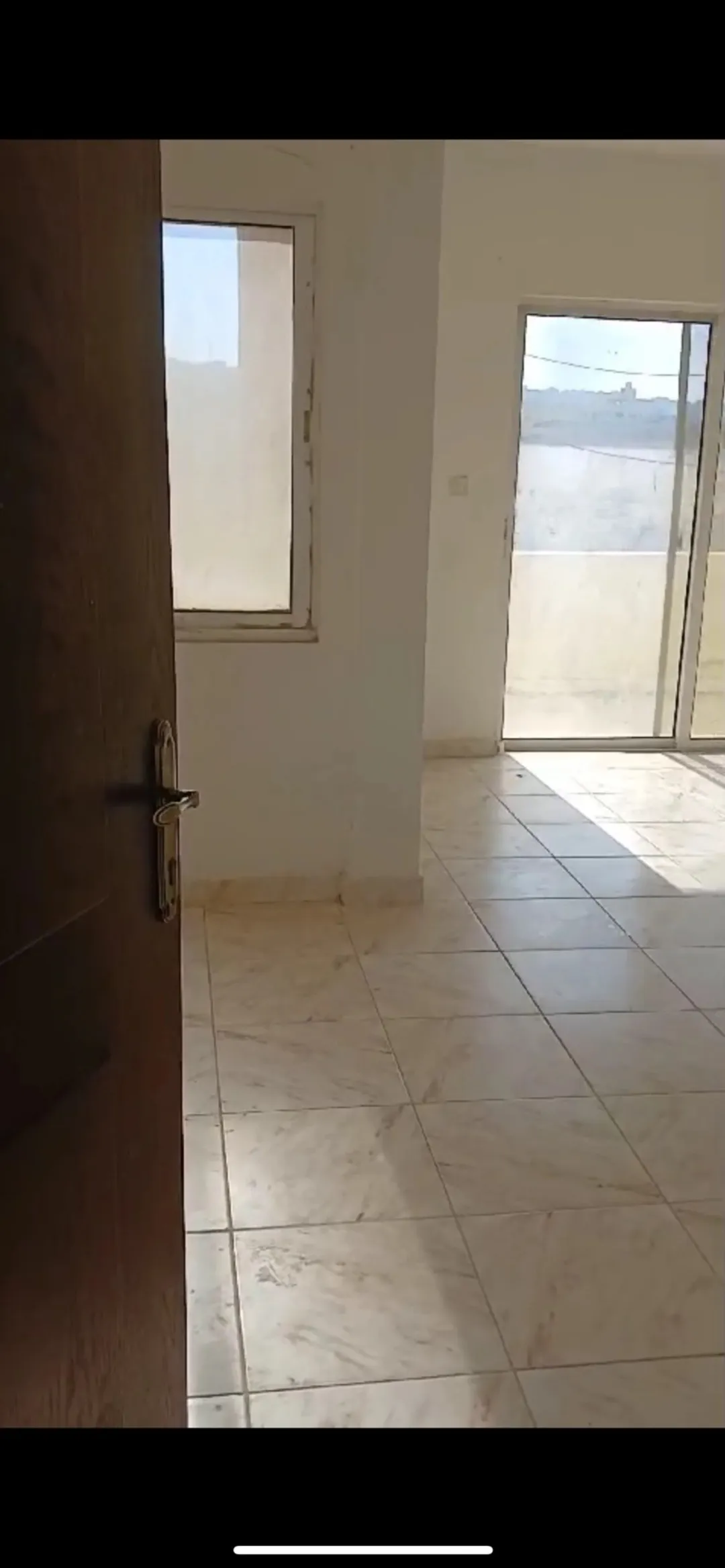 شقة للبيع لم تُسكن من قبل سوبر نظافة على الشارع وبإطلالة مفتوحة للبيع