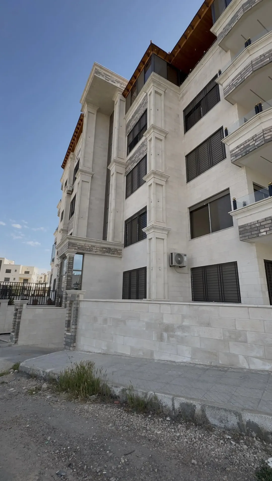شقة شبه أرضي بناء جديد لم تُسكن 220م داخلي + 145م خارجي على شارعين مدخلين مستقلين