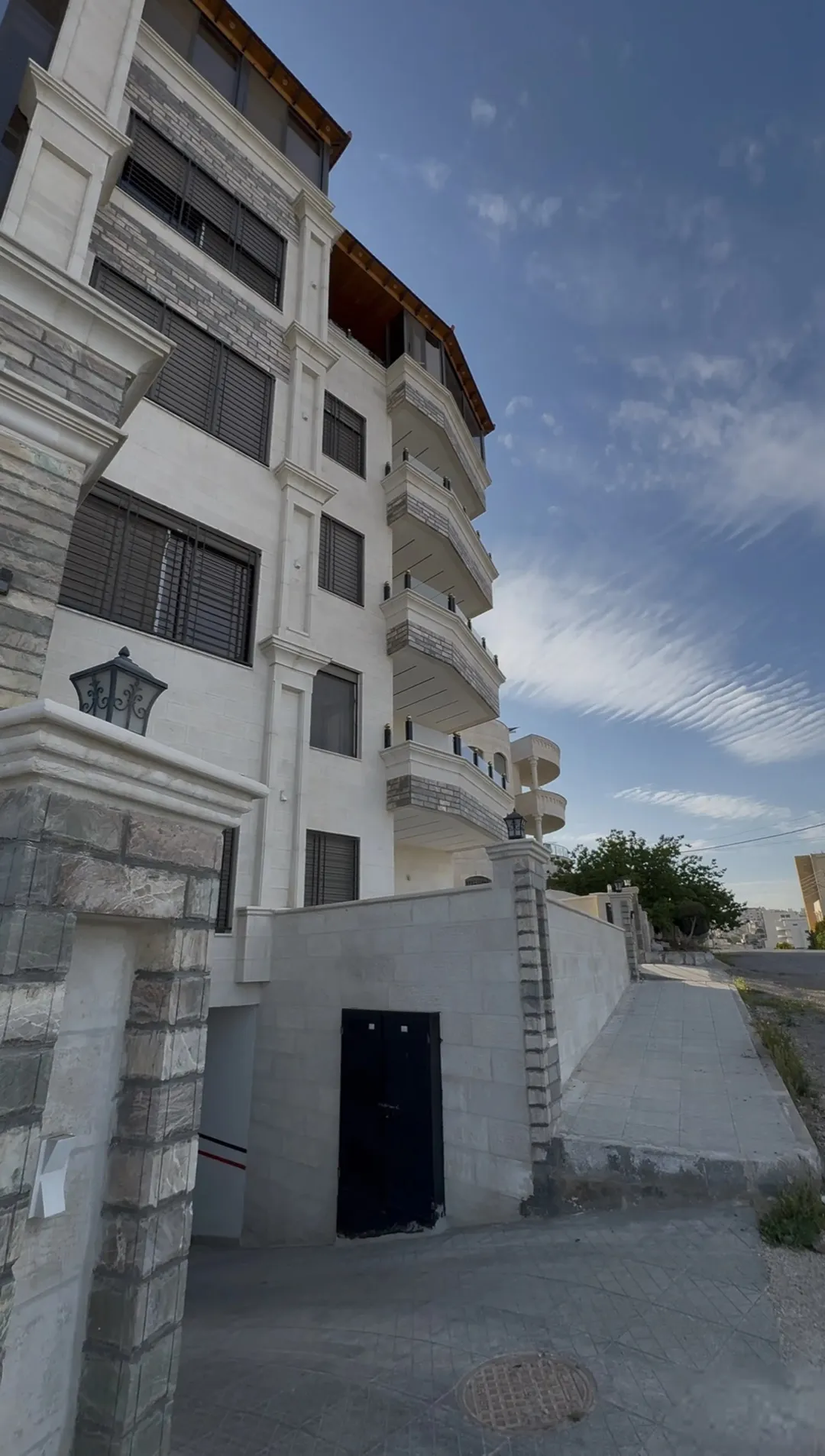 شقة شبه أرضي بناء جديد لم تُسكن 220م داخلي + 145م خارجي على شارعين مدخلين مستقلين