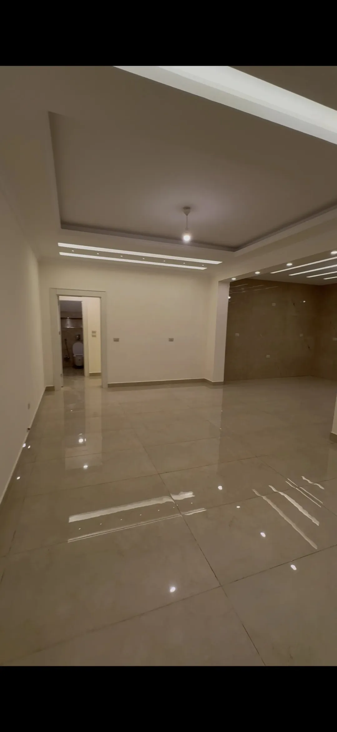 شقة شبه أرضي بناء جديد لم تُسكن 220م داخلي + 145م خارجي على شارعين مدخلين مستقلين